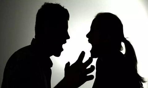 வாக்குவாதத்தில் மனைவியின் உதட்டைக் கடித்த கணவன்.. 16 தையல் போட்ட டாக்டர்கள்