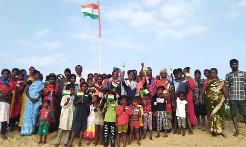 மாமல்லபுரத்தில் தற்காலிக குடில் அமைத்து வாழும் இருளர்கள்- குடியரசு தினத்தில் கோரிக்கை