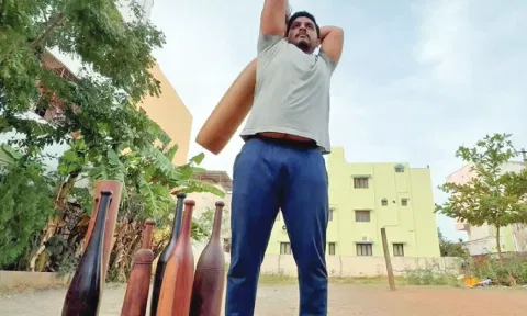 24 மணி நேரத்தில் 12 ஆயிரம் முறை கரலாக்கட்டை சுற்றி வாலிபர் சாதனை