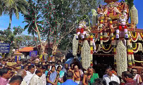 பழனியில் புதிய தேர் வெள்ளோட்டம்: சேகர்பாபு தொடங்கி வைத்தார்