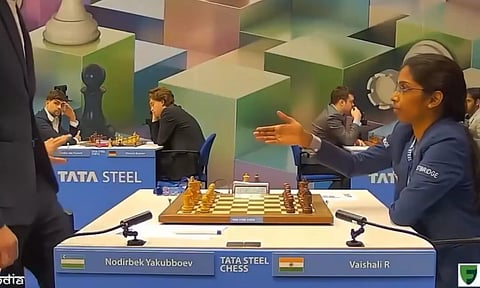 டாடா ஸ்டீல் செஸ்: இந்திய வீராங்கனை வைஷாலியுடன் கை குலுக்க மறுத்த உஸ்பெகிஸ்தான் வீரர்