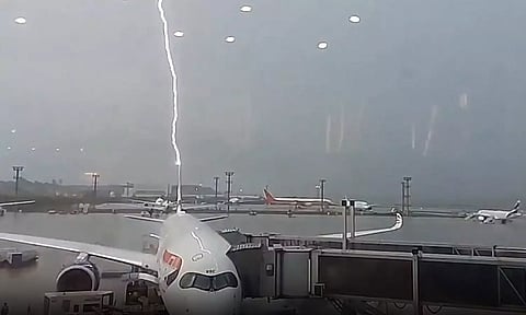 விமானத்தின் வால் பகுதியை கடுமையாக தாக்கிய மின்னல்