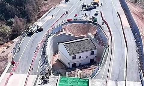 சீனாவில் சாலை அமைக்க வீட்டை விலைக்கு கேட்ட அரசு.. விற்க மறுத்த முதியவருக்கு வந்த வினோத சிக்கல்