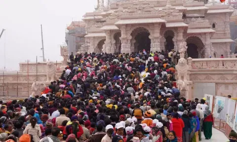 அயோத்தி ராமர் கோவிலில் 2 பக்தர்கள் உயிரிழப்பு- கூட்ட நெரிசல் காரணமா?