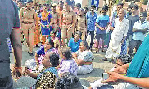 ஸ்ரீரங்கத்தில் பிரபல ரவுடி சரமாரியாக வெட்டிக்கொலை: உறவினர்கள் மறியல்