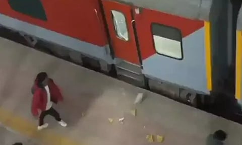 VIDEO: கும்பமேளா சிறப்பு ரெயில் - கற்களை வீசி தாக்கிய பயணிகள்