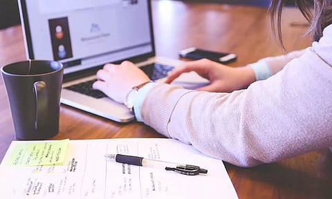 இங்கிலாந்து: வாரத்தில் 4 நாட்கள் வேலை செய்யும் முறைக்கு மாறிய 200 நிறுவனங்கள்