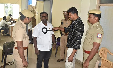 ஈரோடு கிழக்கு தொகுதி இடைத்தேர்தல்: வாக்குப்பதிவு எந்திரங்களில் சின்னம் பொருத்தும் பணி தொடங்கியது