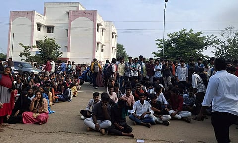 அடிப்படை வசதிகள் கேட்டு உடுமலை அரசு கல்லூரி மாணவர்கள் `திடீர்' போராட்டம்