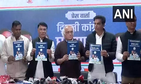 டெல்லி சட்டமன்ற தேர்தல்: காங்கிரஸ் தேர்தல் அறிக்கை வெளியீடு