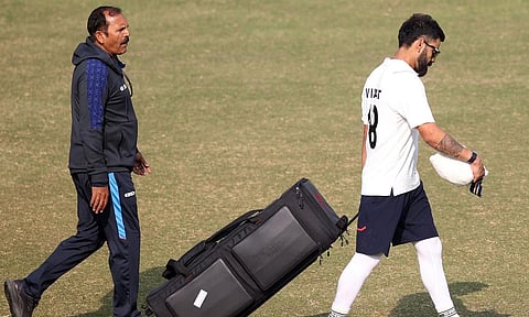 ஐயோ அவங்க வேண்டாம், நானே Kit Bag எடுத்துக்குறேன்: விராட் கோலி செயலை புகழ்ந்த மேலாளர்