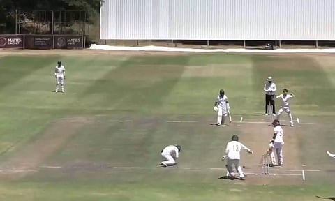 இது புதுசா இருக்குண்ணே.. ஜூனியர் கிரிக்கெட்டில் நடந்த ரன் அவுட்.. வைரலாகும் வீடியோ