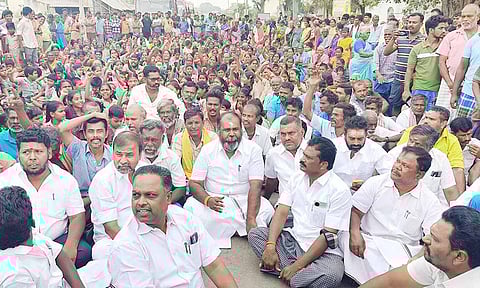 அனுமதியின்றி மறியலில் ஈடுபட்டதாக ஆர்.பி.உதயகுமார் உள்ளிட்ட 86 பேர் மீது வழக்கு