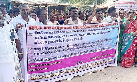 மீனவர்களை விடுதலை செய்யக்கோரி ராமேசுவரத்தில் விசைப்படகு மீனவர்கள் சங்கத்தினர் ஆர்ப்பாட்டத்தில் ஈடுபட்ட காட்சி.