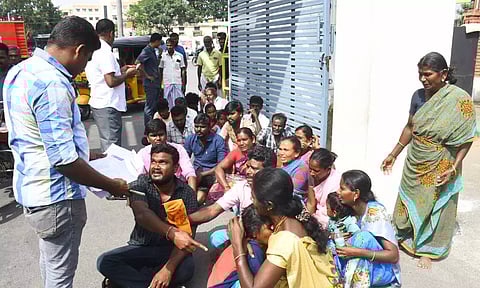 கடன் கட்ட முடியாமல் மனமுடைந்த வாலிபர் தற்கொலை- வங்கி மேலாளர் மீது நடவடிக்கை கோரி உறவினர்கள் போராட்டம்