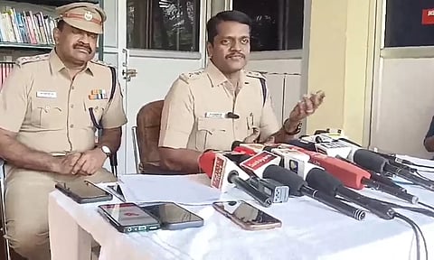 காரில் இருந்த கட்சிக் கொடிக்கும் ஈசிஆர் சம்பவத்திற்கும் தொடர்பு இல்லை- காவல்துறை விளக்கம்