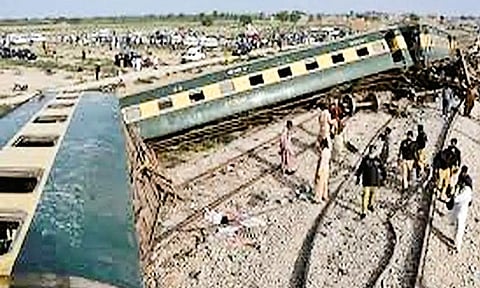 பாகிஸ்தானில் தடம்புரண்ட ரெயில் பெட்டிகள்