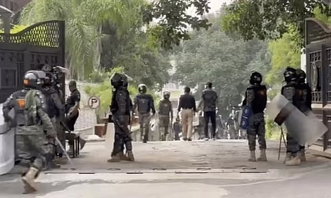 பாகிஸ்தானில் துப்பாக்கிச் சண்டை: 12 பயங்கரவாதிகள் சுட்டுக்கொலை, 18 வீரர்கள் உயிரிழப்பு