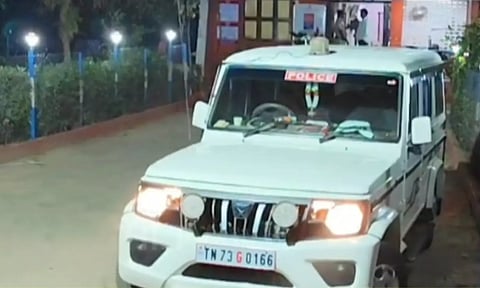 காவல் நிலையம் மீது பெட்ரோல் குண்டுவீச்சு