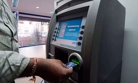 ஏ.டி.எம். மையத்தில் பணம் எடுக்க கட்டணம் உயருகிறது- ரிசர்வ் வங்கி ஆலோசனை