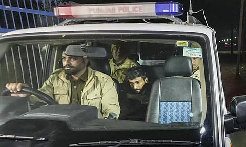 சங்கிலியால் கட்டி அழைத்து வந்தார்கள்.. அமெரிக்காவால் நாடுகடத்தப்பட்ட இந்தியர் பரபரப்பு தகவல்