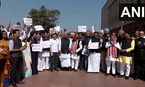 பாராளுமன்ற வளாகத்தில் எதிர்க்கட்சிகள் போராட்டம்- ராகுல் காந்தி பங்கேற்பு