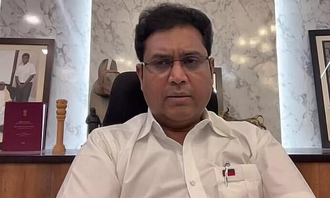 நாடு கடத்தப்பட்டவர்கள் பயங்கரவாதிகளா? கொலைபாதகர்களா?- டி.ஆர்.பி.ராஜா காட்டம்