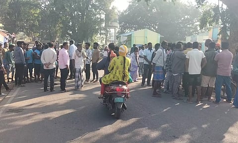 மாணவி பாலியல் வன்கொடுமை: குழந்தைகளை பள்ளிக்கு அனுப்ப மறுத்த பெற்றோர்கள்