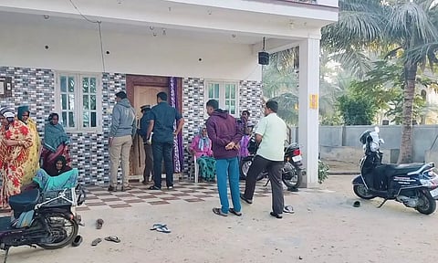 தி.மு.க. ஊராட்சி மன்ற துணைத் தலைவர் மனைவி வெட்டி படுகொலை