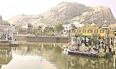 திருப்பரங்குன்றத்தில் தெப்பத் திருவிழா: மிதவையில் சுற்றி வந்துஅருளாசி வழங்கிய சுப்பிரமணிய சுவாமி