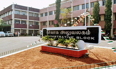 ஈரோடு கிழக்கு தொகுதி வாக்கு எண்ணிக்கை நடைபெற உள்ள ஐ.ஆர்.டி.டி வளாகத்தை படத்தில் காணலாம்.