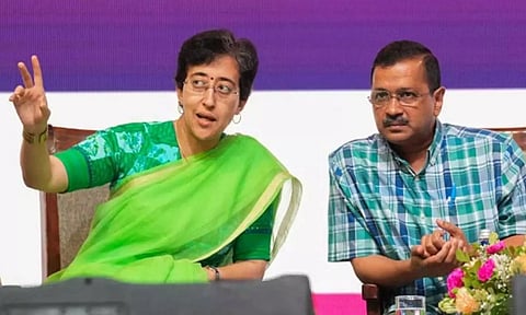 டெல்லி சட்டசபை தேர்தல்: பின்னடைவை தொடர்ந்து முன்னிலை பெற்ற கெஜ்ரிவால், அதிஷி