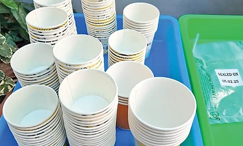 சோள தட்டையில் தயாரித்த கப்களில் சாராயம் விநியோகம்