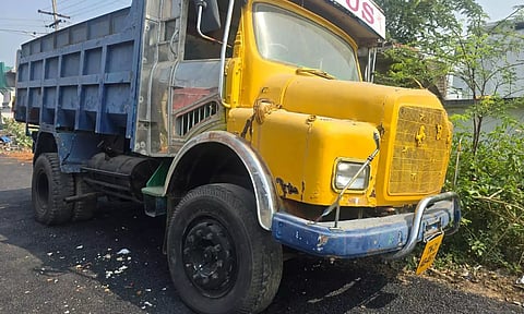 திருத்தணியில் ரோட்டில் நிறுத்தப்பட்டிருந்த லாரியை அப்புறப்படுத்தாமல் தார் சாலை போட்ட ஊழியர்கள்- பொதுமக்கள் எதிர்ப்பு