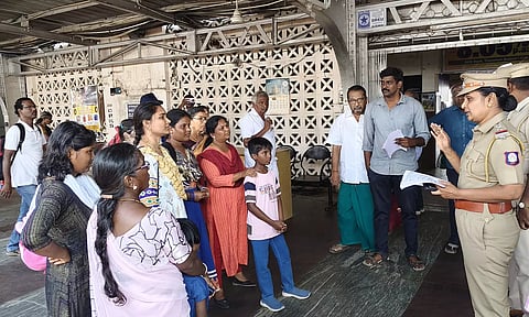 நெல்லை ரெயில் நிலையத்தில் பெண் பயணிகளுக்கு விழிப்புணர்வு ஏற்படுத்திய ரெயில்வே போலீசார்