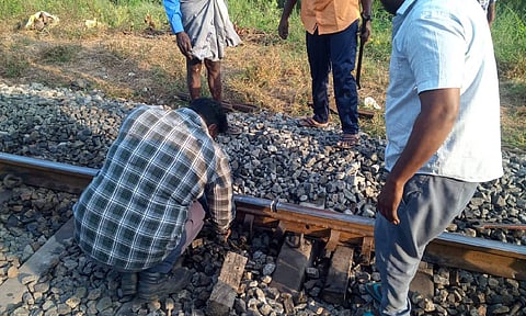 தண்டவாளத்தில் விரிசலால் ரெயில்கள் நிறுத்தம்: பெரும் விபத்து தவிர்ப்பு