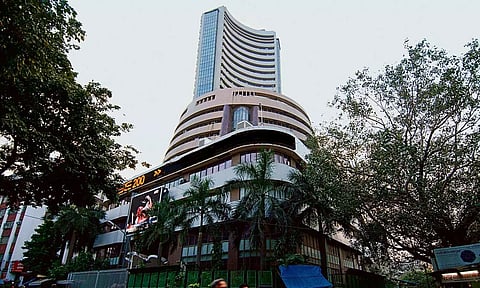 பங்குச் சந்தை கடும் வீழ்ச்சி: சென்செக்ஸ் 1,018 புள்ளிகள், நிஃப்டி 309 புள்ளிகள் சரிவு