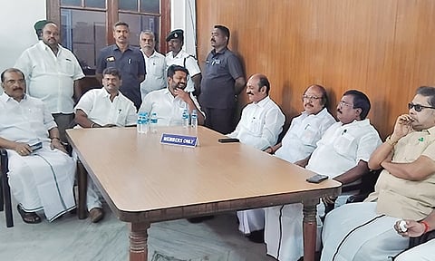 தி.மு.க. காங்கிரஸ் எம்.எல்.ஏ.க்கள் வெளிநடப்பு செய்து சட்டசபை கூட்ட அரங்கின் வெளியே அமர்ந்திருந்த காட்சி.