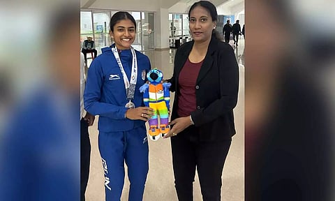 400 மீட்டர் தடை தாண்டுதல் ஓட்டத்தில் வெள்ளிப்பதக்கம் வென்ற தமிழக வீராங்கனை ஸ்ரீவர்தனி