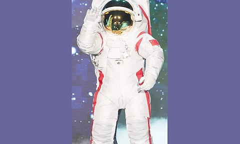 நிலவுக்கு செல்லும் வீரரின் உடையை அறிமுகப்படுத்திய சீனா