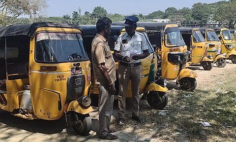 தகுதி சான்றிதழ் இல்லாமல் இயங்கிய 11 ஆட்டோக்கள் பறிமுதல்