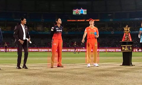 பெண்கள் பிரிமீயர் லீக்: குஜராத் அணிக்கு எதிராக ஆர்சிபி பந்து வீச்சு தேர்வு