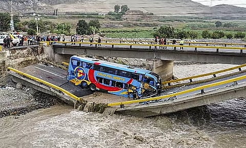பெரு நாட்டில் பாலம் இடிந்து ஆற்றுக்குள் விழுந்த பேருந்து - 2 பேர் உயிரிழப்பு