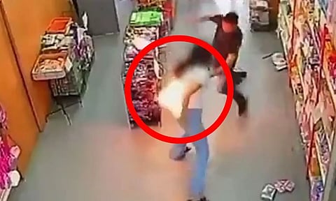 VIDEO: பாக்கெட் வெடிகுண்டாக மாறிய செல்போன்