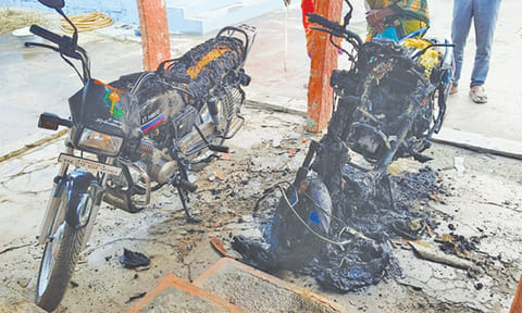 தருமபுரி அருகே 3 இருசக்கர வாகனங்களுக்கு தீ வைத்த மர்ம நபர்கள்- போலீசார் விசாரணை