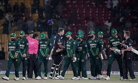 விராட் கோலியையும், இந்திய அணி வீரர்களையும் கட்டிப்பிடிக்காதீர்கள்: பாகிஸ்தான் அணிக்கு அந்நாட்டு ரசிகரின் கடுமையான மெசேஜ்