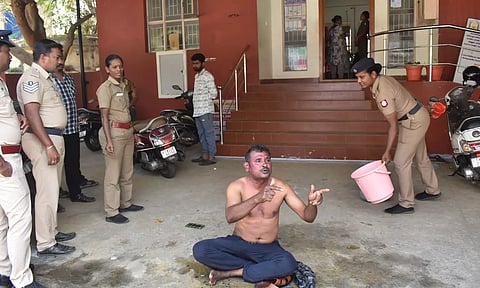 ஈரோடு மகளிர் காவல் நிலையம் முன்பு தீக்குளிக்க முயன்ற நபரால் பரபரப்பு