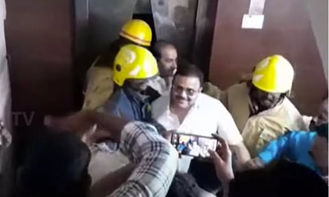 ஒரு மணி நேரம் லிப்டில் சிக்கி தவிப்பு: காங்கிரஸ் எம்.பியை மீட்ட தீயணைப்புத்துறை