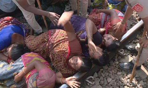 தண்டவாளத்தில் படுத்து ரெயில்களை முடக்கிய 'மீனவர்கள்..' மறியலால் காரைக்காலில் பரபரப்பு