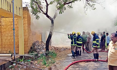 சங்கரன்கோவிலில் தீவிபத்து: தீப்பெட்டி தொழிற்சாலைக்கு `சீல்'- தாசில்தார் நடவடிக்கை